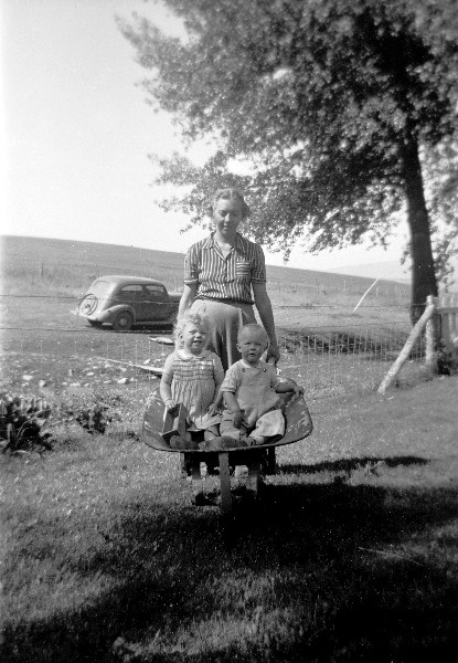 Carma (Allen) Mineer and probably her daughter and Glenn Young